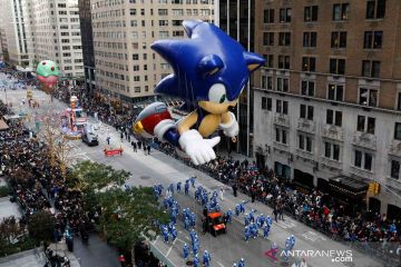 Balon-balon raksasa karakter top animasi hiasi Parade Thanksgiving New York