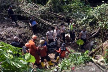 Tim SAR Bali temukan dua wisatawan rafting meninggal akibat longsor