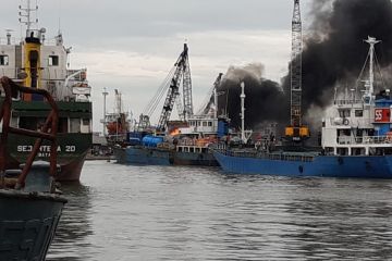 Tim KSOP Sunda Kelapa evakuasi KM Bandar Lestari yang terbakar