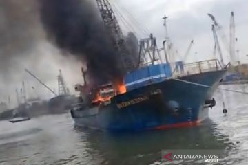 Kapal motor terbakar di Pelabuhan Sunda Kelapa