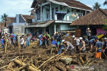 Banjir bandang terjang dua kecamatan di Garut