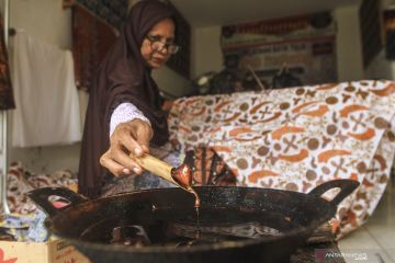 Pembuatan kain batik motif khas Kota Depok, Jawa Barat