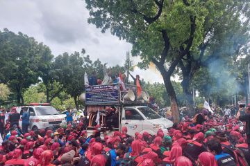 Aksi buruh, lalu lintas Jalan Merdeka Selatan tersendat