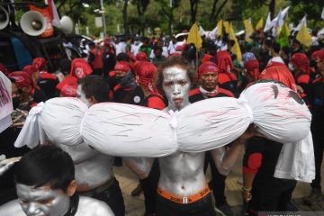 Aksi buruh menolak UMP DKI Jakarta
