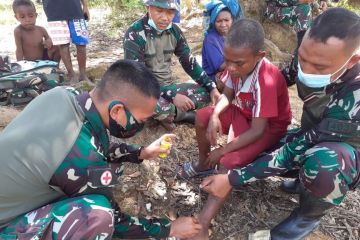 Satgas TNI Yonif 403 layani kesehatan ke rumah warga perbatasan