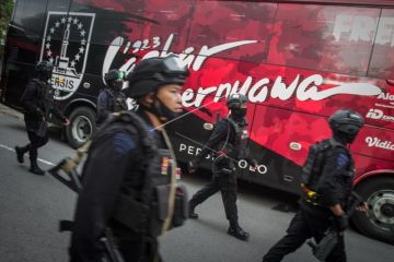 Polisi halau suporter Persis Solo