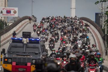 Polisi halau suporter Persis Solo