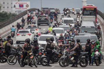 Polisi halau suporter Persis Solo