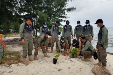 Peduli lingkungan, Satpol PP Kepulauan Seribu tanam 125 pohon