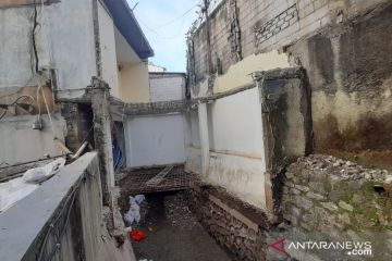 Pemilik kafe di atas saluran di Kemang diminta percepat pembongkaran