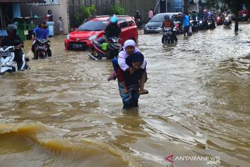 Tanggul Sungai Dawe jebol dan menyebabkan banjir di Kudus