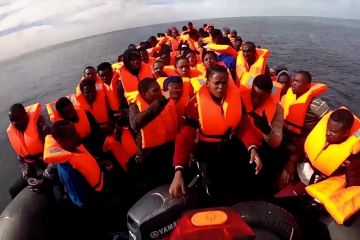 482 migran di kapal penyelamat terapung di laut Mediterania