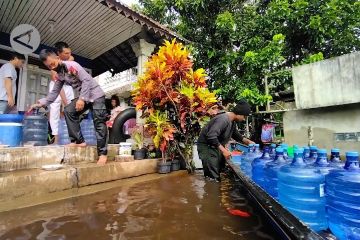 Brimob Polda Kalbar distribusikan air bersih untuk korban banjir