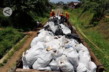 PT KAI ajak DLHK Kabupaten Garut bersihkan jalur KA