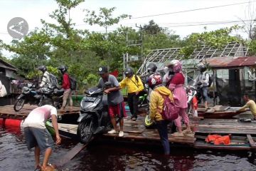 Ruas jalan Trans Kalimantan Tumbang Nusa masih terendam banjir