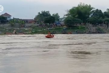 Perahu terbalik di Bojonegoro, enam korban masih pencarian