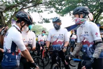 Ganjar & Gibran pimpin gowes bareng ke Borobudur