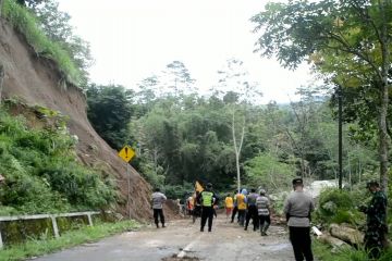 Jalan utama Magelang-Boyolali tertutup longsor