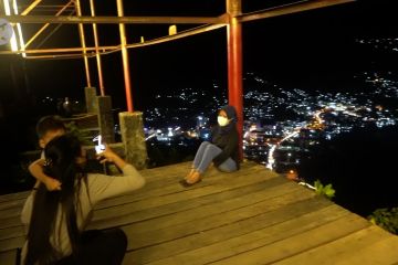 Menikmati keindahan kota saat malam hari di puncak Jayapura City