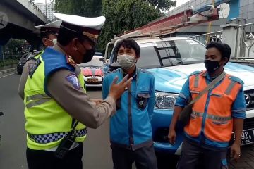 Polantas Polrestro Tangkot tindak mobil yang parkir di trotoar