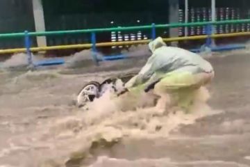 Belasan pengendara motor terseret banjir di Bandung