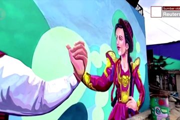 Mural raksasa warnai rumah-rumah di Lima