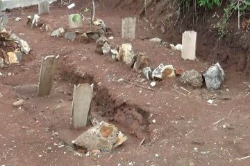 Ratusan makam di TPU khusus COVID-19 Cikadut ambles