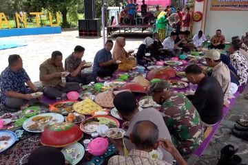 Mendoakan arwah di Festival Budaya Kirab Nganggong Milang Arei