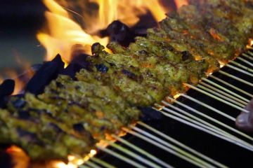 Menikmati sensasi makan sate legendaris di Medan sejak 1950