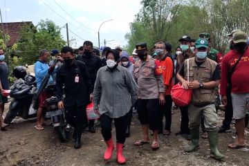 Risma salurkan bantuan ke pengungsi banjir di Gresik