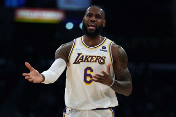 LeBron James bebas protokol COVID NBA setelah hasil tes negatif