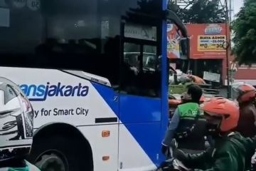Bus TransJakarta dirusak sejumlah pengendara motor di Kramat Jati