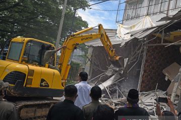 Pembongkaran tempat hiburan ilegal di Serang