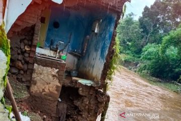 BPBD Garut imbau warga kosongkan rumah di sempadan sungai