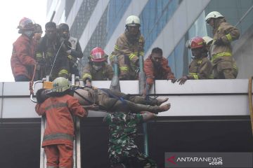 Polisi olah TKP kebakaran Gedung Cyber Mampang pada Jumat siang