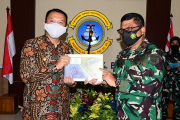 Bupati Selayar serahkan sertifikat tanah untuk pembangunan Mako TNI AL