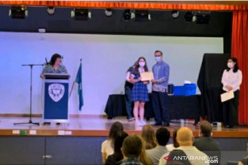Atdikbud Canberra berikan penghargaan kepada siswa Melrose High School