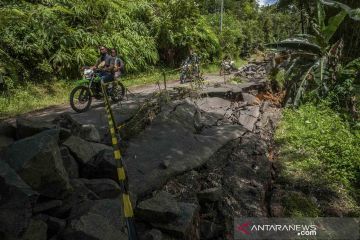 Curah hujan tinggi, jalan penghubung Banten-Jawa Barat longsor