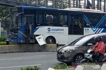 Bus TransJakarta kecelakaan di depan Ratu Plaza