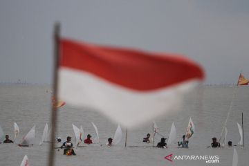 Balap perahu layar mini di Pantai Kenjeran