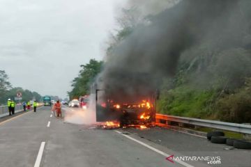 Bus pariwisata terbakar di tol Pandaan-Malang, tak ada korban jiwa
