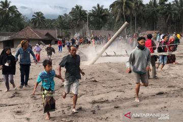 Korban erupsi Semeru yang mengungsi di zona rawan dipindahkan