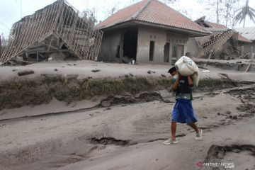 Korban letusan Gunung Semeru selamatkan barang berharga