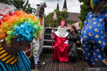 Tradisi Santa Claus sambut Natal di Ambon