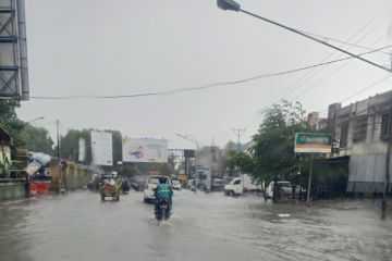 Sejumlah jalan di Kota Mataram tergenang banjir