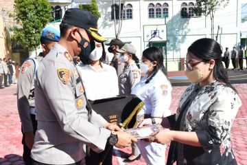 Polres Samosir beri penghargaan 52 vaksinator