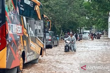 Banjir melanda kawasan wisata Senggigi di Lombok Barat