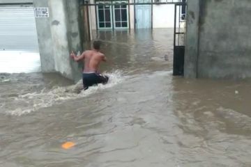 Banjir menutupi jembatan Meninting menuju objek wisata Senggigi