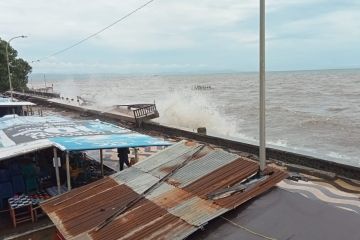 Tanggul penahan ombak di Pantai Ampenan nyaris jebol