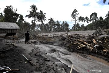 Guguran awan panas Gunung Semeru